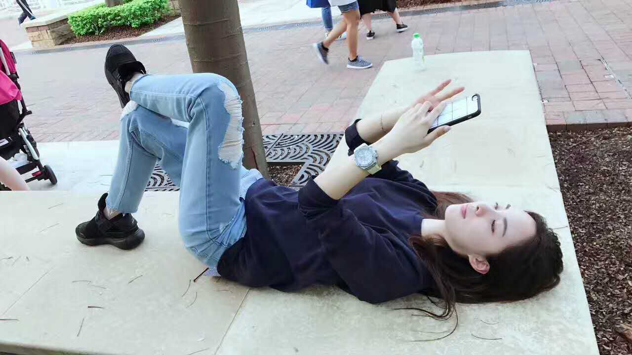 演员阳蕾牵手搭档吴秀波为赵丽颖颁.