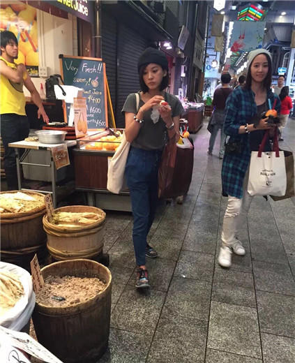陈意涵张钧甯游日本 打扮休闲街头尝美食