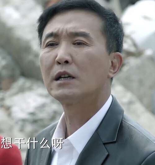 用功了＂达康书记＂ 吴刚机场排队还不忘做这件事