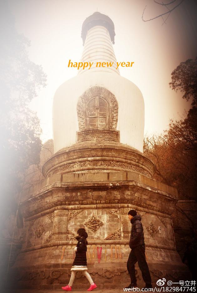 李亚鹏新年携女登大觉寺 李嫣长腿有范儿