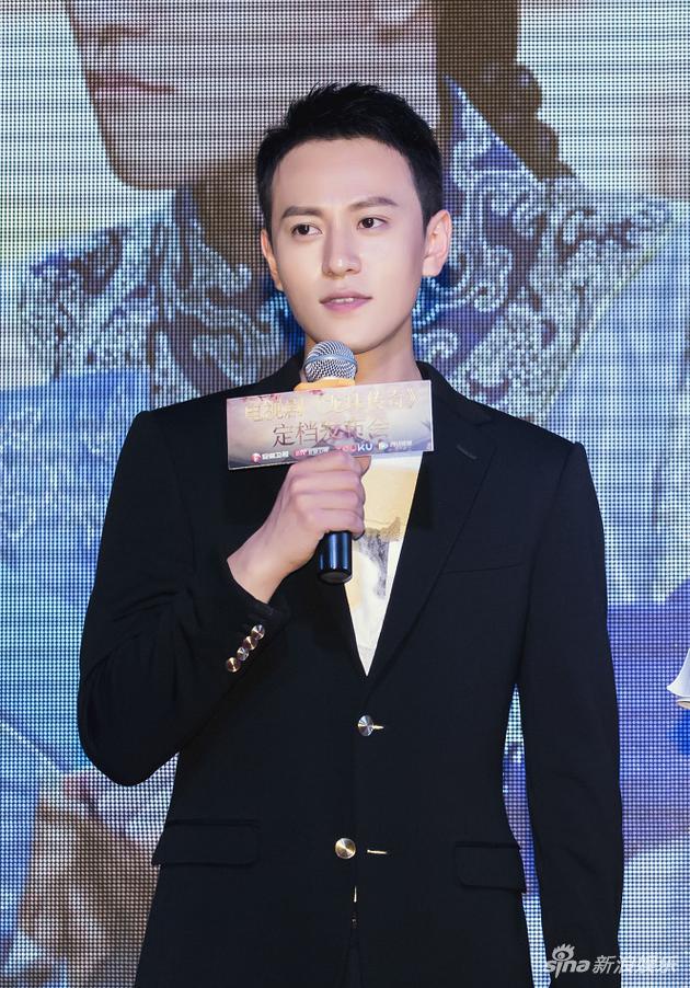秦俊杰现身杭州人气高 现代装展别样魅力
