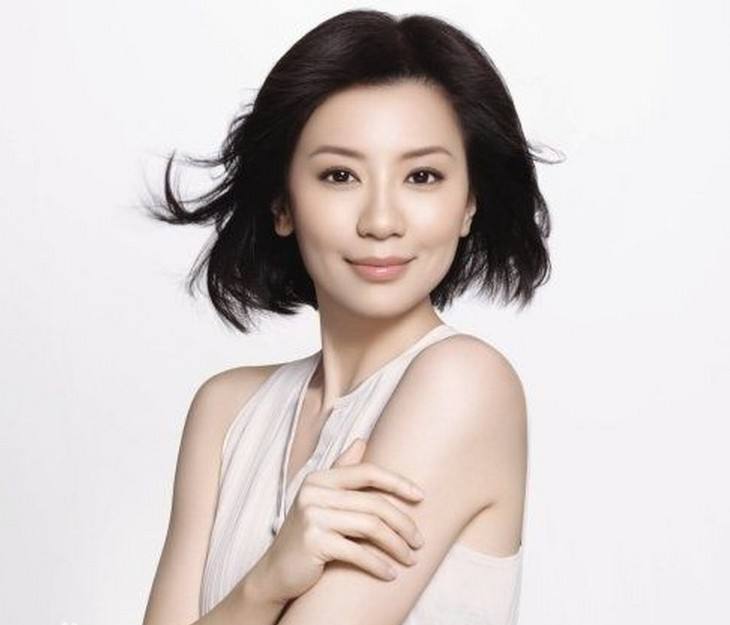 贾静雯产后晒怀抱女儿照 母爱爆棚露会心微笑