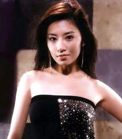 贾静雯晒女儿毕业典礼照片 咘咘呆萌抢镜