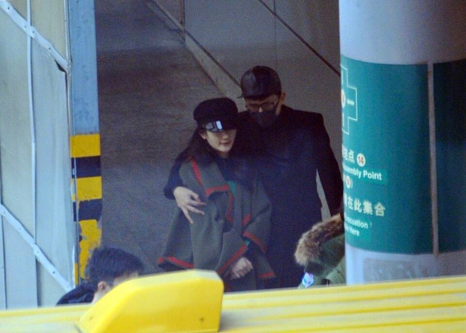 谢娜挺孕肚出行 张杰全程紧搂甜蜜护妻