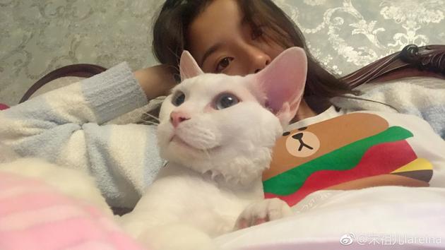 宋祖儿传授丸子头秘诀 连连失败被吐槽“像在殴打”