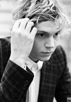 埃文·彼得斯 Evan Peters